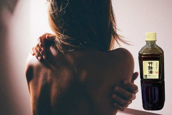 女性の肌と竹酢液の商品画像